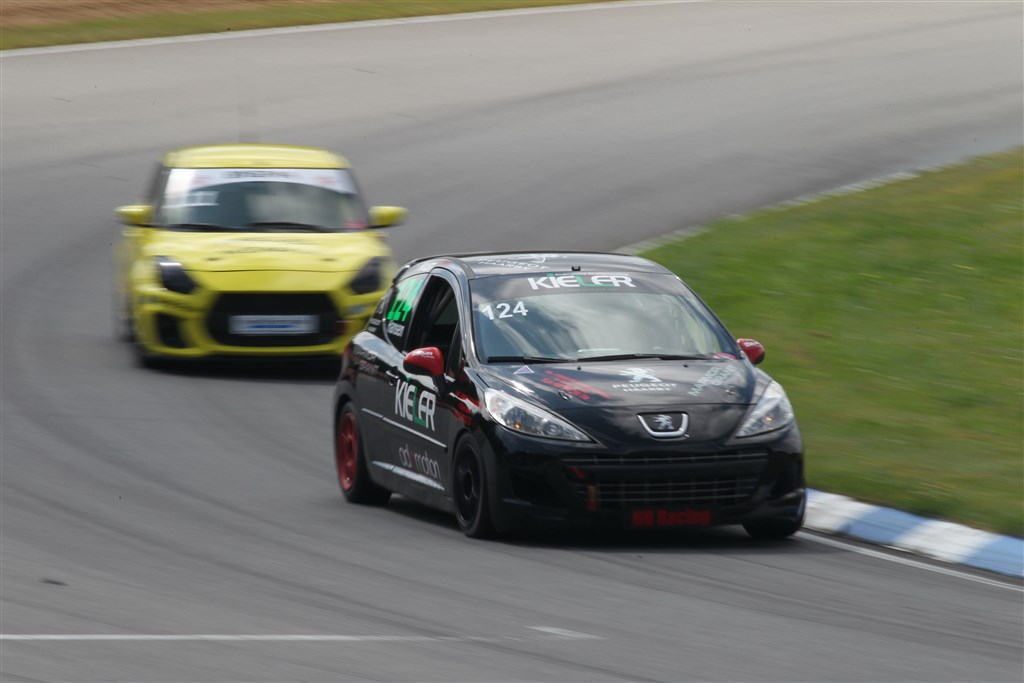 HH Racing og Syddjurs Racing kæmpede tæt om sejren i DEC1-divisionen på FDM Jyllandsringen.
(Foto: Henning Smed Madsen)